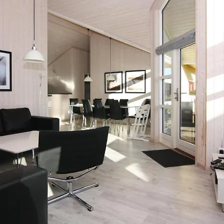 Holiday House, Σπίτι διακοπών