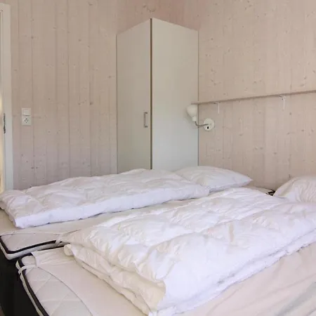 Holiday House, Σπίτι διακοπών *